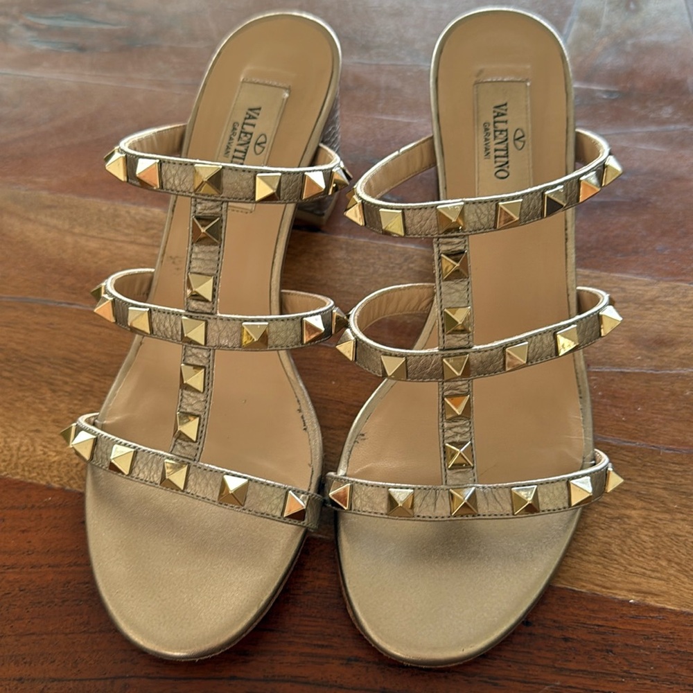 slide Valentino sandal.